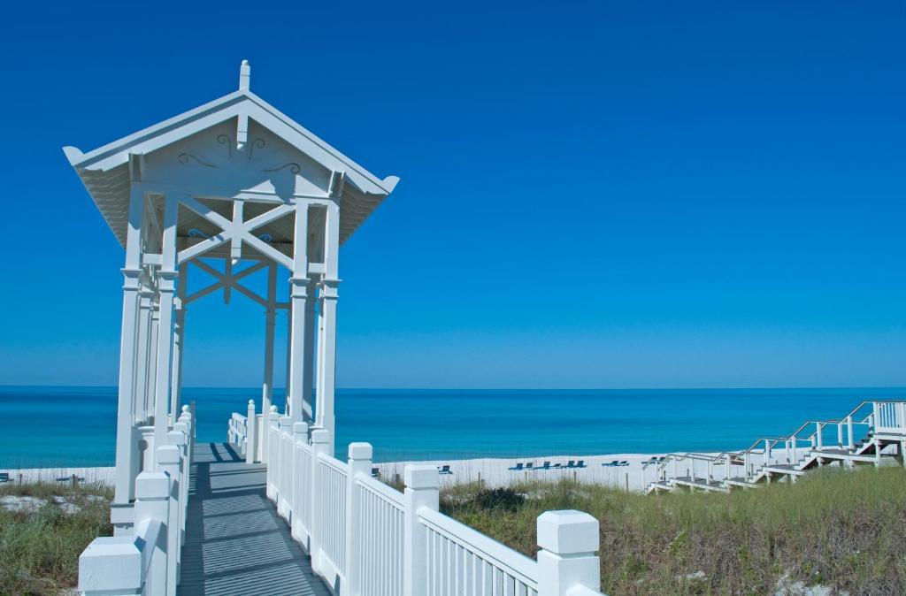 Carillon Beach Resort Inn Розмари-Бич Экстерьер фото